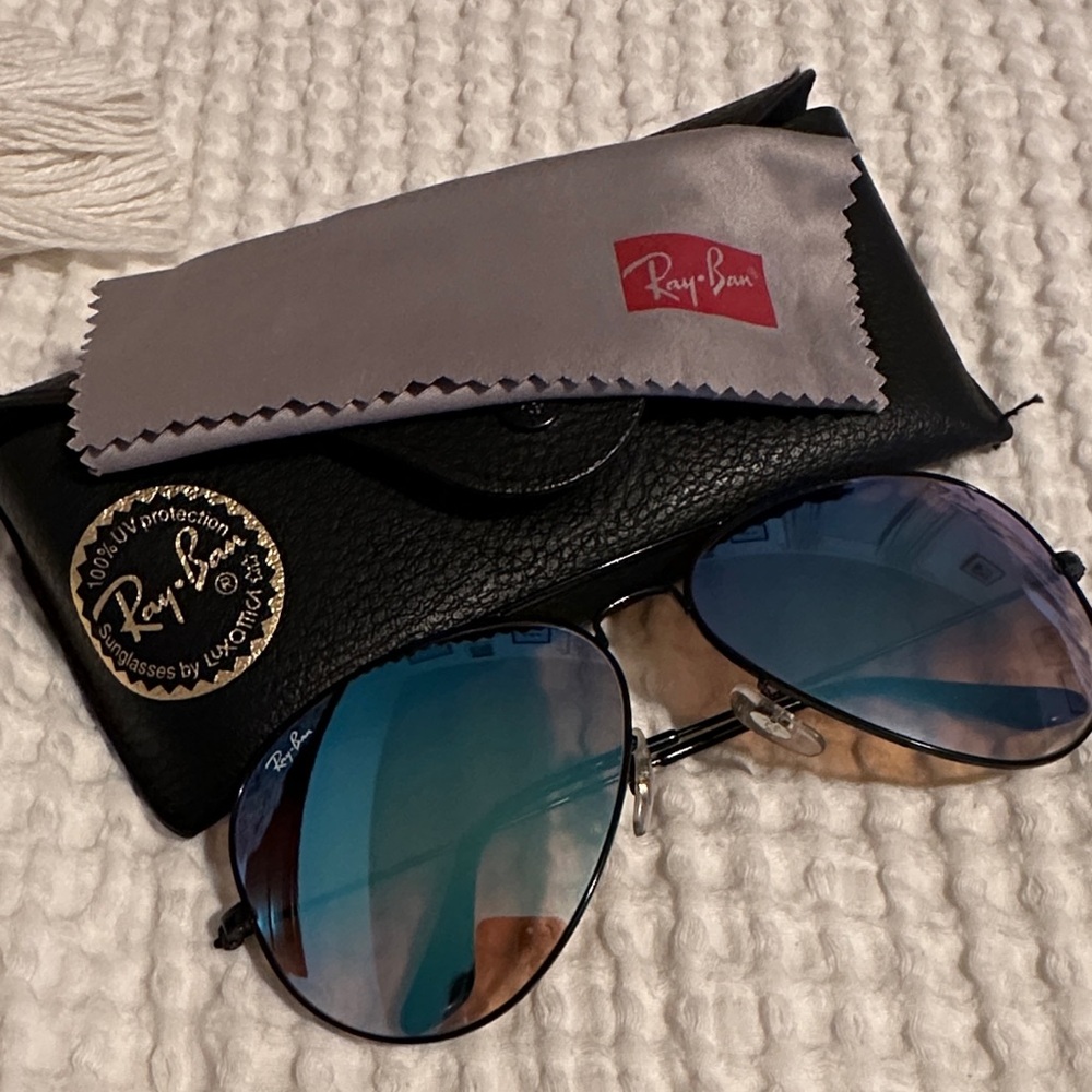 Authentic 62mm Ray-Ban Aviator Sunglasses w Mirrored Blue Lenses and Black Case